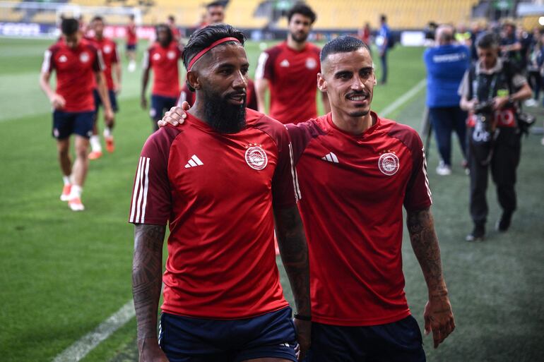 Olympiakos' Brazilian defender #23 Rodinei (L) and Olympiakos' Portuguese midfielder #06 Chiquinho pose during a training session at the Aghia Sophia Stadium in Athens on May 28, 2024, on the eve of the UEFA Conference League final football match between AC Fiorentina and Olympiakos FC. (Photo by Angelos TZORTZINIS / AFP)