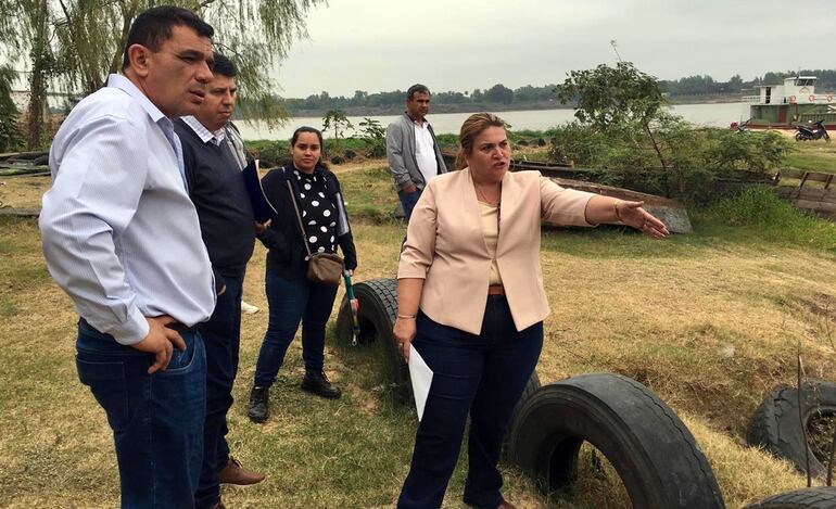 La intendenta Carolina Aranda (PLRA) en la zona de Remanso donde se proyectan mejoras.