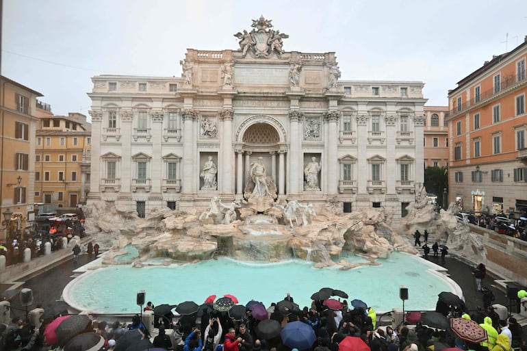 Una vista general muestra la Fontana de Trevi tras los trabajos de renovación en Roma, el día de su reapertura, el 22 de diciembre de 2024.
