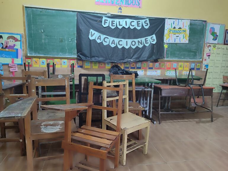 Las pocas sillas que se tienen en la escuela está inutilizables.