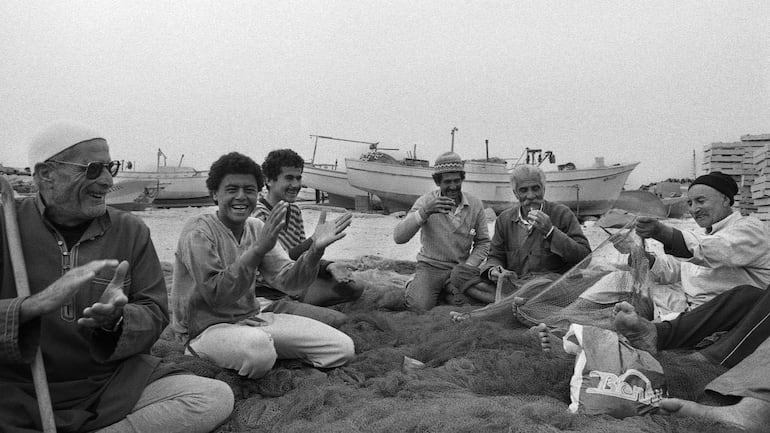 Pescadores de la franja de Gaza preparando las redes, en 1987. The Joss Dray Collection