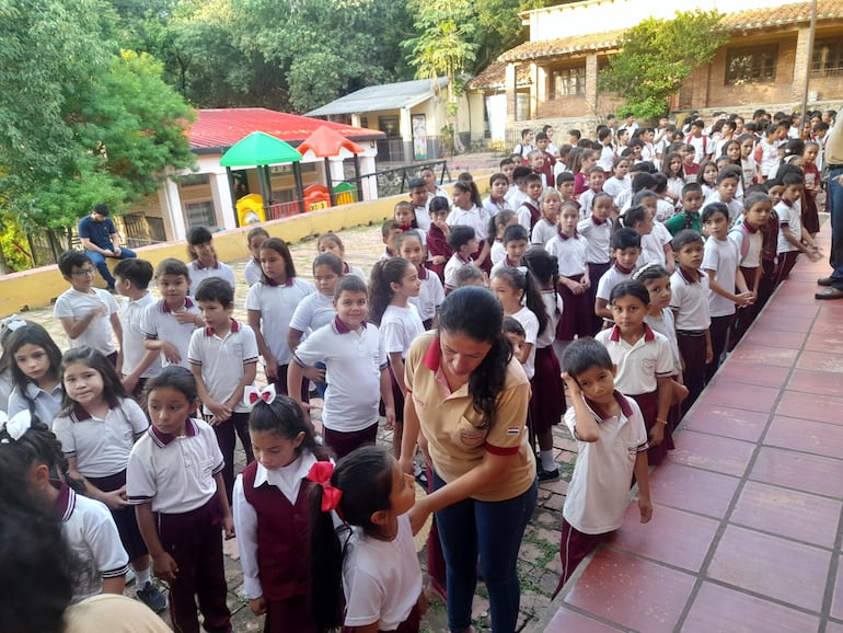 Alumnos de la escuela Ramón Bejarano de Fuerte Olimpo, en el primer día de clase