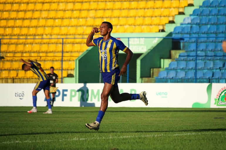 El experimentado zaguero central, Jorge "Pelé" Paredes (39 años), celebra uno de los dos tantos que marcó ayer en el triunfo "escobero". (Foto: APF)