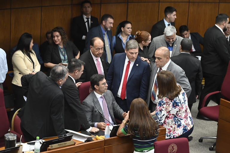 Senadores cartistas con senadores de la disidencia colorada y la oposición, esta mañana durante el tratamiento del PGN 2025.