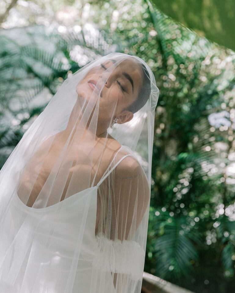 Vanessa Hudgens lució un vestido de Vera Wang. (Instagram/Vogue Weddings)