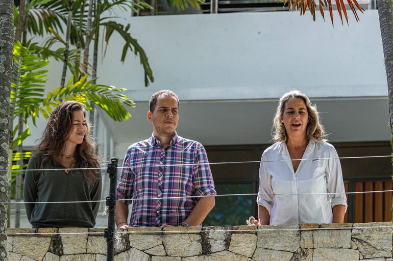 Fotografía del 1 de agosto de 2024 de Claudia Macero (i), Pedro Uchurrurtu (c) y Magalli Meda, asilados en la residencia del embajador de Argentina, en Caracas (Venezuela). Los "accesos" de la residencia oficial de la Embajada de Argentina en Caracas -bajo protección de Brasil tras la expulsión de la misión diplomática del país austral-, permanecen "tomados" este sábado por policías, denunció uno de los seis asilados en la sede, luego de que varios opositores reportaran el "asedio" de cuerpos de seguridad en el lugar desde la noche del viernes. EFE/ Henry Chirinos ARCHIVO