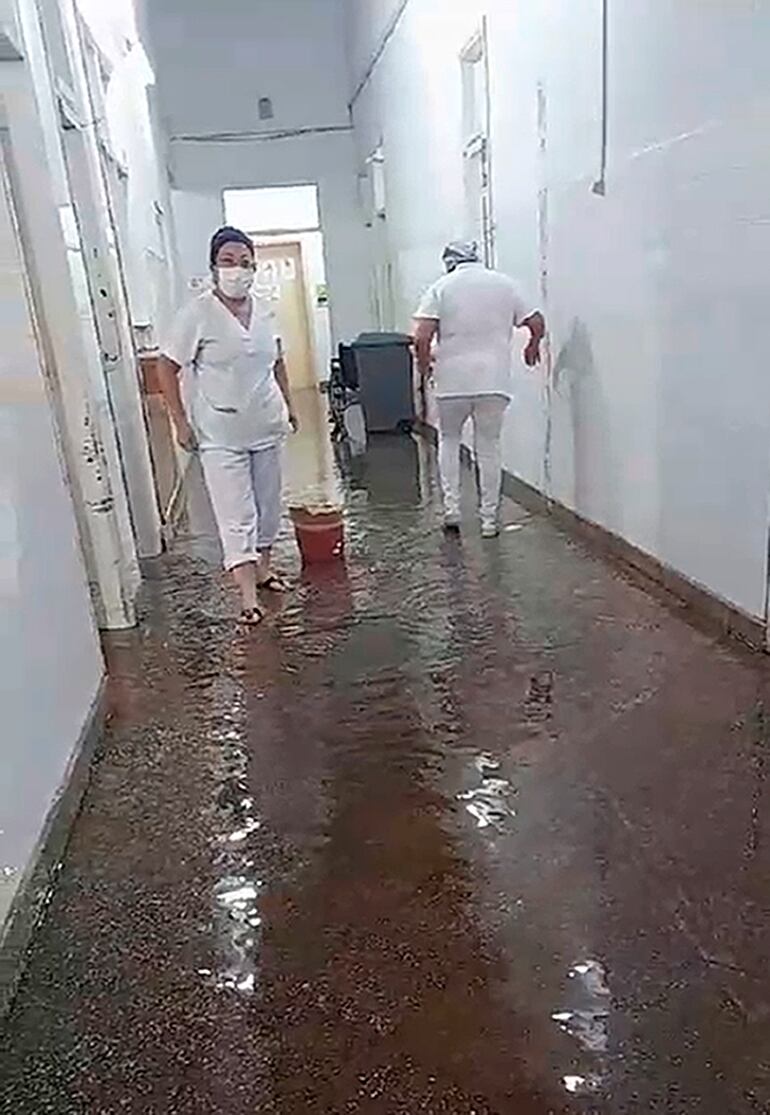 Pasillo del Hospital de Lambaré que se vio inundado tras la intensa lluvia. 