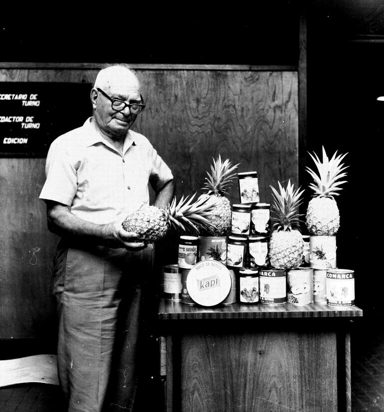 Don Luis Fustagno presenta productos realizados a partir de la industrialización de frutas.