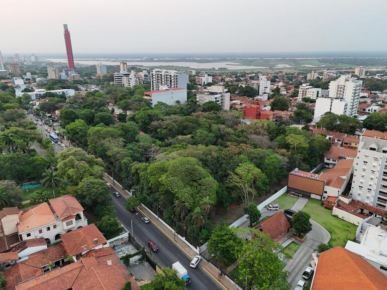 El terreno, propiedad de Cajubi, declarado patrimonio natural de Asunción, tiene unos 11.000 m2.