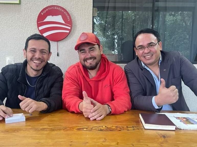 De izquierda a derecha Marcelo Simbrón(intendente), Diego Samudio Caballero, concejal liberado y Edgar Vera Aragón, concejal, sonrientes por la libertad del edil.