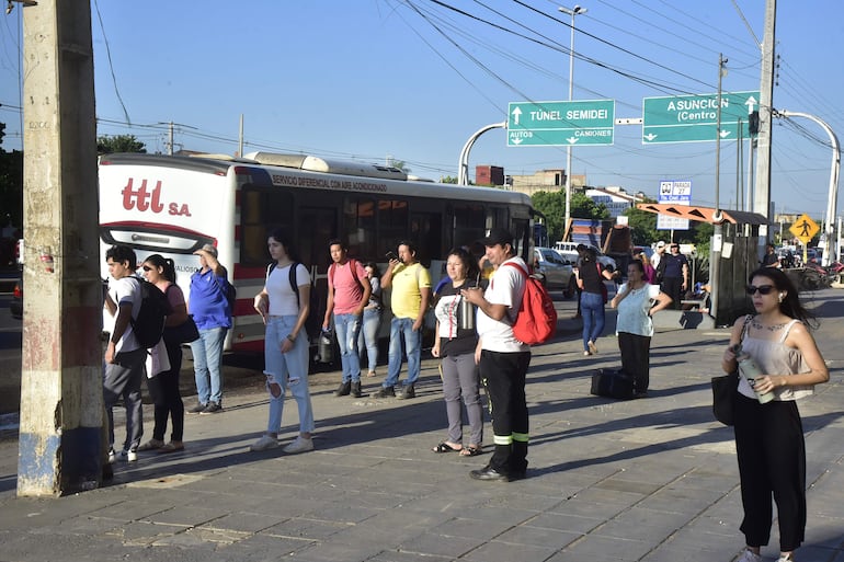 Pasajeros siguen sufriendo por la regulada de buses. 