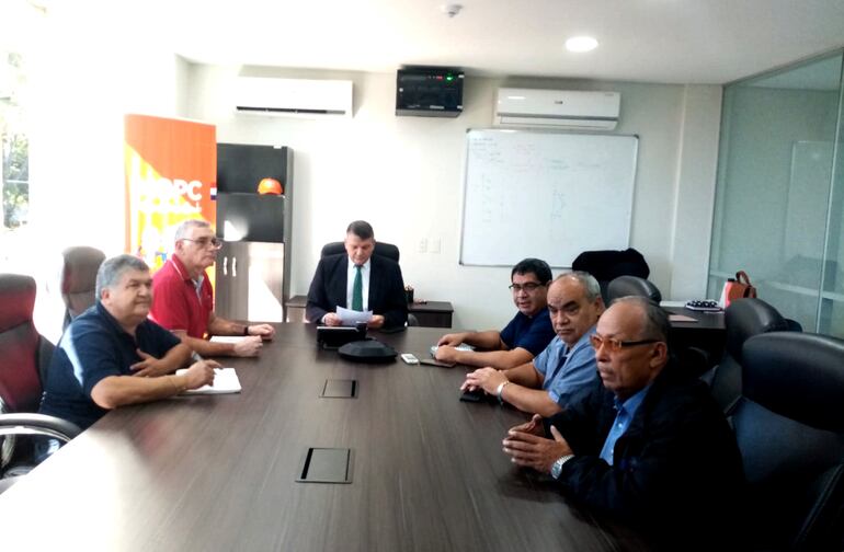 El viceministro Óscar Stark (centro) se había reunido con los representantes de la Federación de Trabajadores de Transporte (Fetrat) y de la Central Unitaria de Trabajadores (CUT), la Central Nacional de Trabajadores (CNT) y la Central Sindical de Trabajadores del Paraguay (Cesitp).  El sector obrero pidió suspender el subsidio a transportistas hasta regularizar el vínculo laboral entre  choferes y sus patrones.