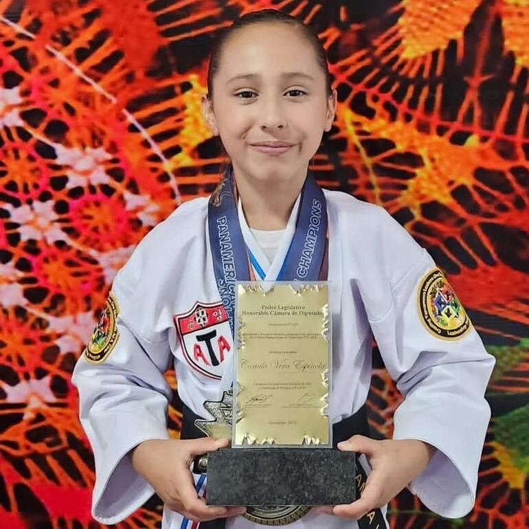 Camila Vera (11 años), distinguida.