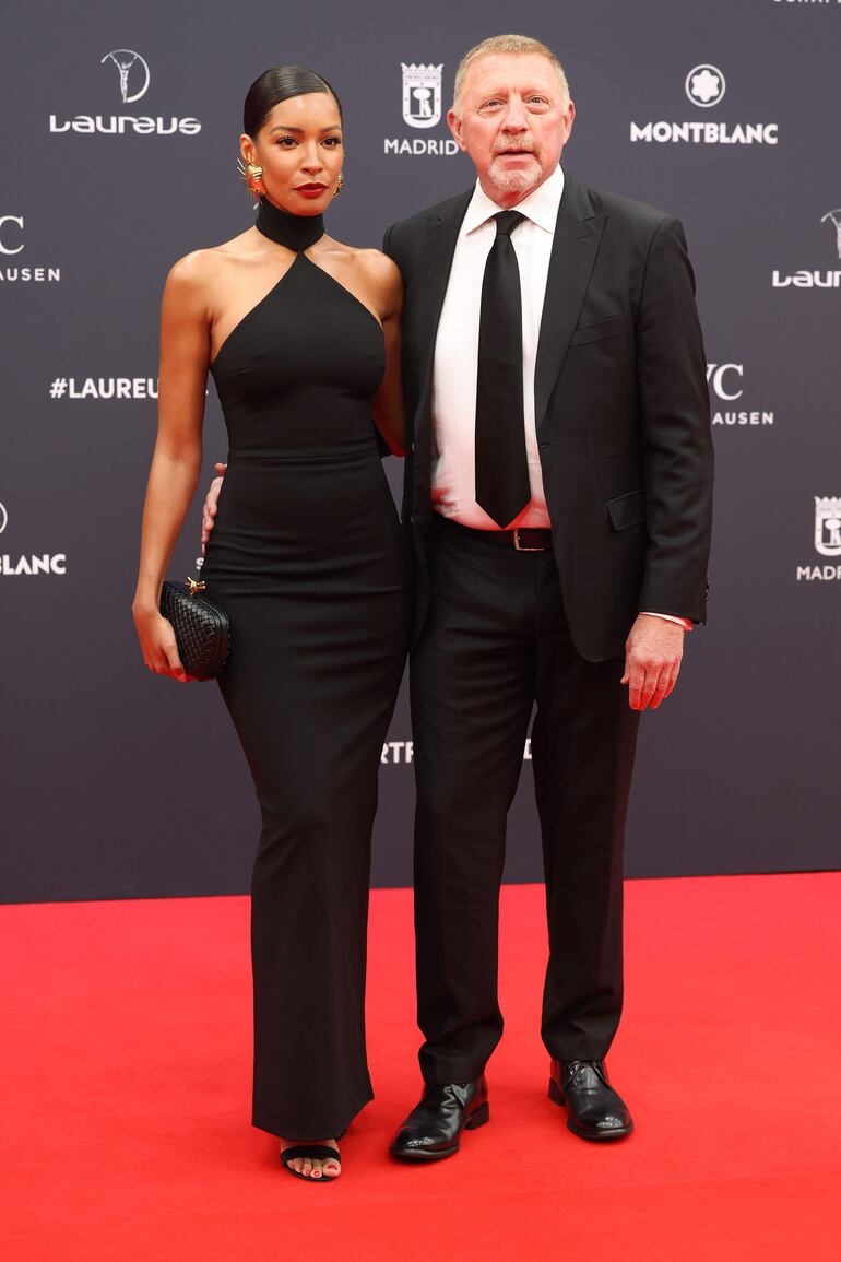 El extenista alemán Boris Becker y su pareja, Lilian de Carvalho, posan para los medios a su llegada a la gala de entrega de los Premios Laureus. (EFE/Kiko Huesca)
