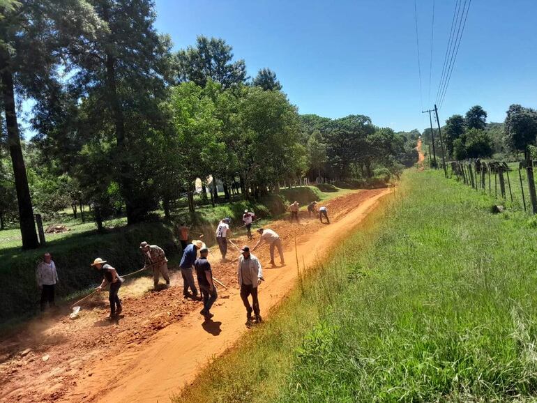 Ante la desidia municipal los vecinos reparan el camino con herramientas de labranza de la chacra.