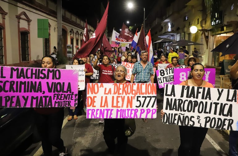 De la marcha también participaron algunos hombres apoyando las causas y reivindicaciones femeninas.