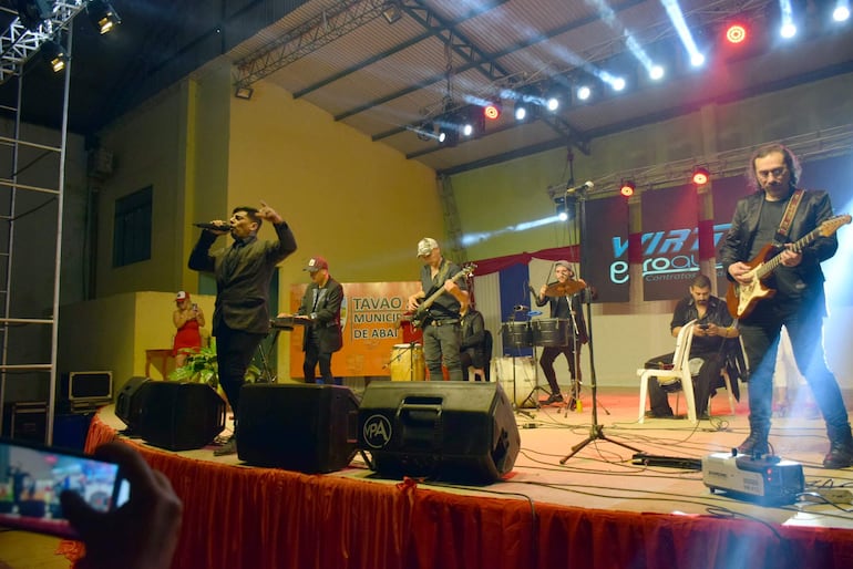 El grupo Los Charros de Argentina ofreciendo un show a los pobladores de Abai en el tinglado municipal.