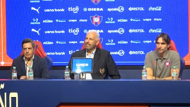 Juan José Zapag (c), presidente de Cerro Porteño, en la conferencia de presentado de Diego Martínez (d) en el estadio La Nueva Olla, en Asunción, Paraguay.