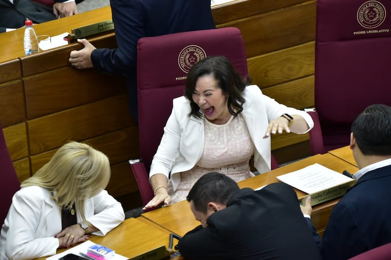 La senadora liberocartista Noelia Cabrera Petters estalla en carcajadas durante la sesión en la que se discute la pérdida de investidura de su colega Katty González (PEN).