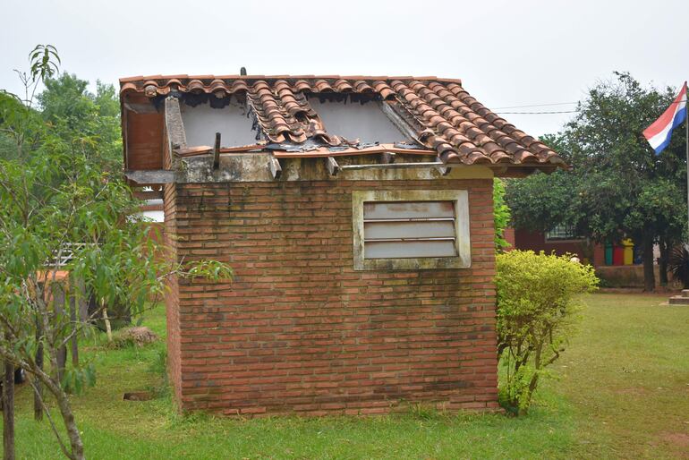 Desde hace varios años que el baño de la institución se encuentra en esta condición y es un peligro para los niños.