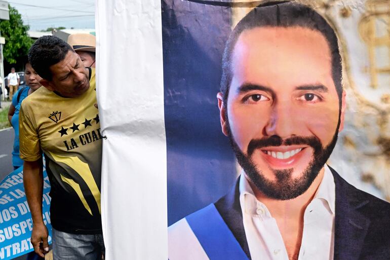 El presidente de El Salvador, Nayib Bukele, buscará su reelección en febrero.  (AFP)