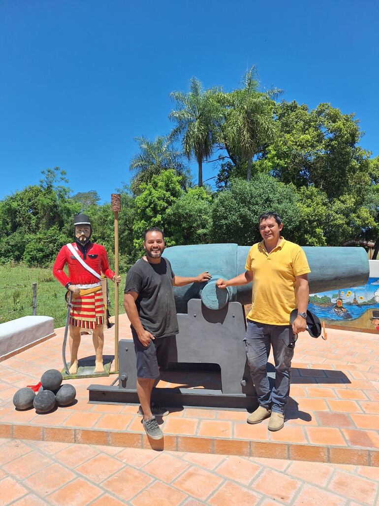 Réplica del cañón cristiano de Humaitá que fue robado por el ejército de Brasil durante la guerra de la Triple Alianza. En la foto están Chochi OVelar (izq.) y el intendente de Humaitá, Julio Caballero (der.).