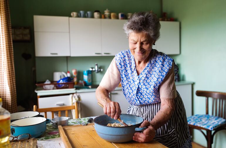 Abuela cocinando.