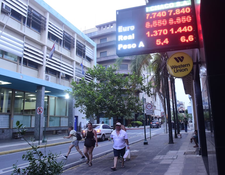 Cotización de monedas en Asunción, El dólar efectivo repuntó este jueves y alcanzó un pico de G. 7.840 en las casas de cambio