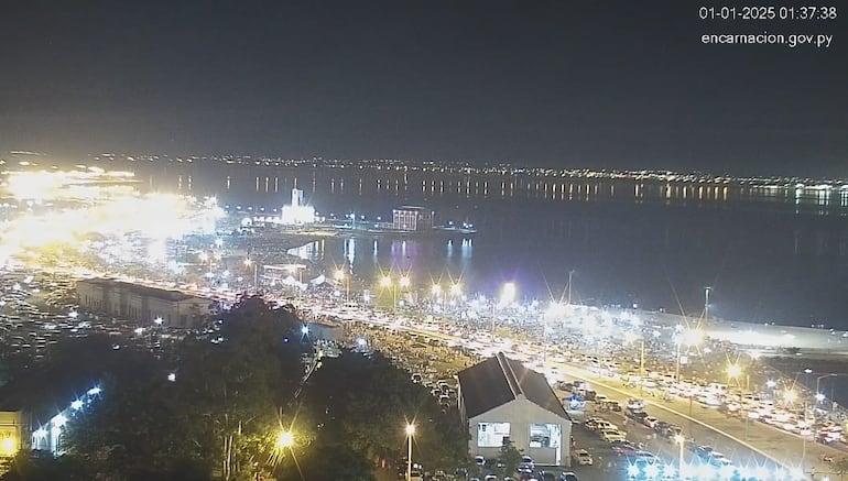 Vistas de la cámara de la Municipalidad de Encarnación de masiva concurrencia en la Costanera República del Paraguay la madrugada del 1 de enero del 2025.