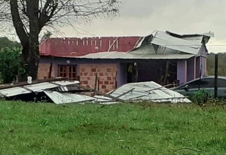 Viviendas prácticamente destruidas tras temporal en Santa Rosa del Mbutuy.