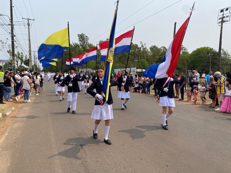 Colegio Nacional de Luque desfilando en frente al palco Municipal