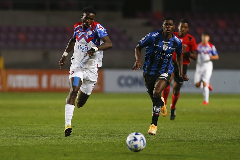 El africano Adam Traore (i), delantero de Cerro, disputa el balón con un jugador de Del Valle.