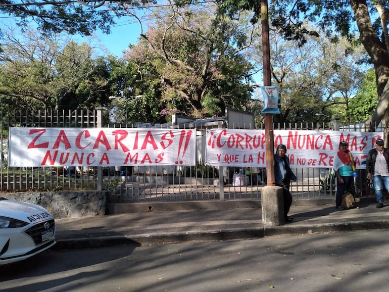 Carteles contra corrupción en CDE.