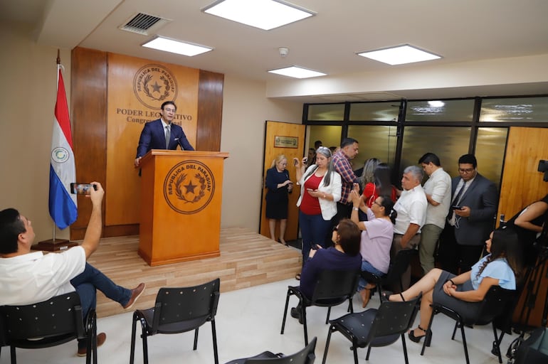 Conferencia de prensa de Ovelar este miércoles antes de la sesión del Senado.