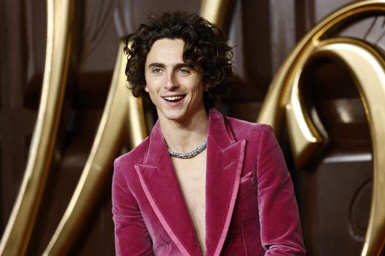 El actor Timothée Chalamet en el estreno mundial de Wonka en el Royal Festival Hall en Londres. Se puede apreciar el collar de Cartier que lleva más de mil piedras preciosas.