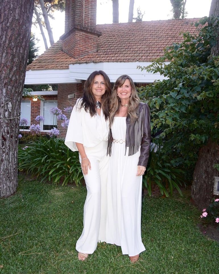 Vivian Benítez y Jazmín Pazos aprovechan sus días de relax para salir a pasear juntas a la tardecita. (Instagram/Vivian Benítez)