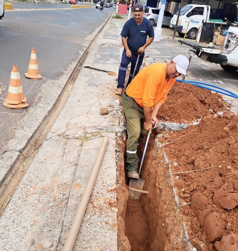 ESSAP inició trabajos de cambio de cañerías con la colocación de la nueva red domiciliaria bajo las veredas de la avenida Cacique Lambaré.