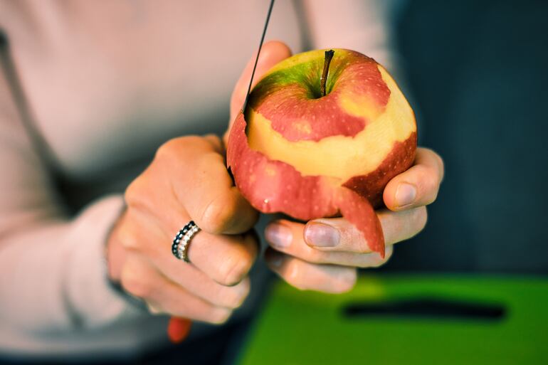 Una fruta pelada tiene menos fibra que la misma fruta con su piel, se digiere antes y, por lo tanto, sacia menos.