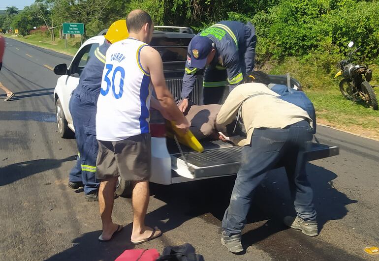 El motociclista quedó en la carrocería de l camioneta.