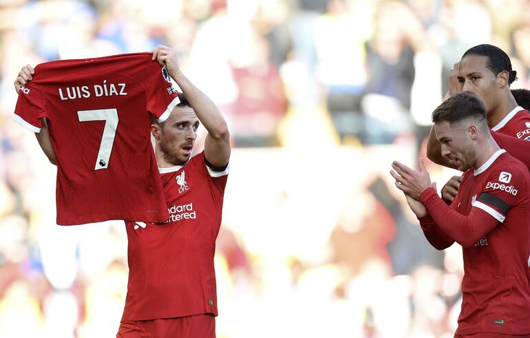 Liverpool (United Kingdom), 29/10/2023.- Diogo Jota (L) of Liverpool celebrates after scoring the 1-0 lead holding the jersey of teammate Luis Diaz during the English Premier League match between Liverpool and Nottingham Forest in Liverpool, Britain, 29 October 2023. (Reino Unido) EFE/EPA/PETER POWELL No use with unauthorized audio, video, data, fixture lists, club/league logos, 'live' services' or as NFTs. Online in-match use limited to 120 images, no video emulation. No use in betting, games or single club/league/player publications.
