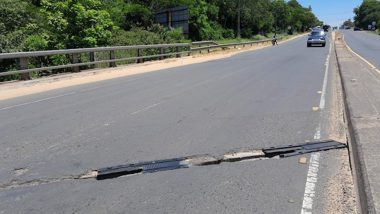 Las rejillas de los puentes ya están desapareciendo y quedan enormes espacios que ponen en peligro a los conductores. La foto corresponde a la zona de Ytororó.