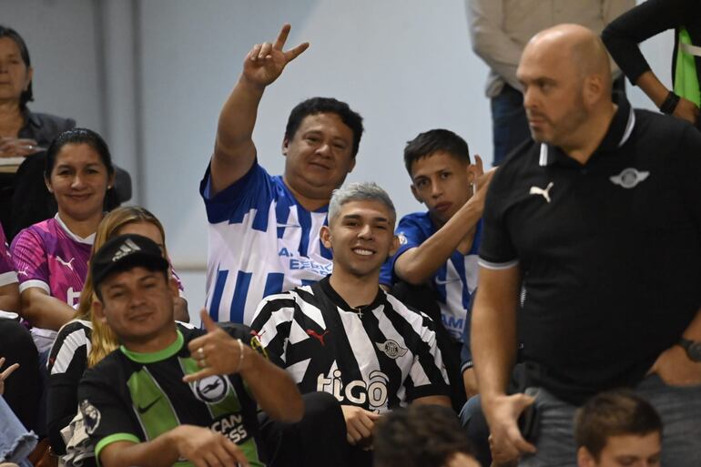 Julio Enciso (c) y familia, apoyando a Libertad