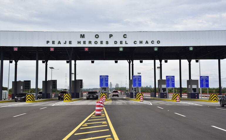 Pocos vehículos circularon ayer en el primer día de habilitación del Puente Héroes del Chaco. Los usuarios cuestionaron la elevada tarifa del peaje.