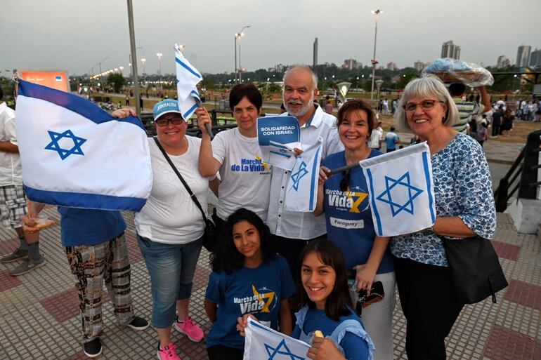 Con banderas y mensajes alusivos pidieron por la paz en Gaza.