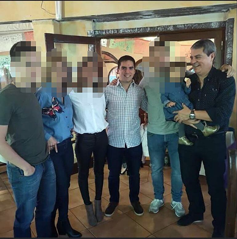 Fabricio Martín Coronel García y su padre Francisco Javier Coronel Castillo en una foto familiar.