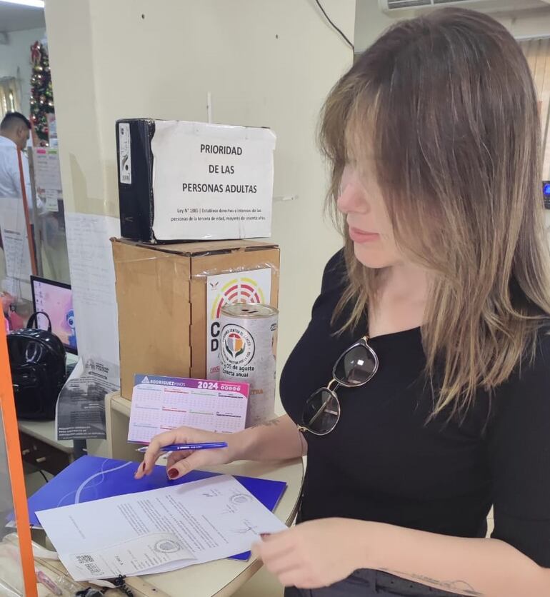 La activista Gabriela Russo Yubero en la presentación de la nota en la Municipalidad de Ciudad del Este.