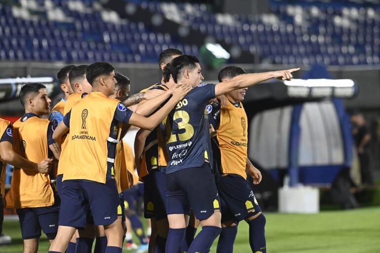 Festejo de los jugadores de Trinidense tras el segundo gol marcado por Salcedo