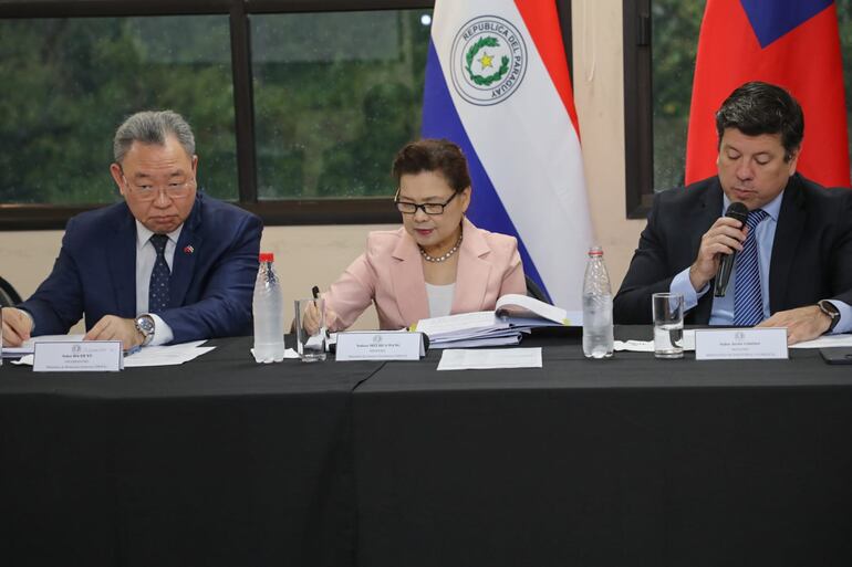 En el centro, la ministra de Asuntos Económicos de Taiwán, Mei-Hua Wang, con el embajadores de su país, José Chih Cheng Han y el ministro de Industria y Comercio, Javier Giménez