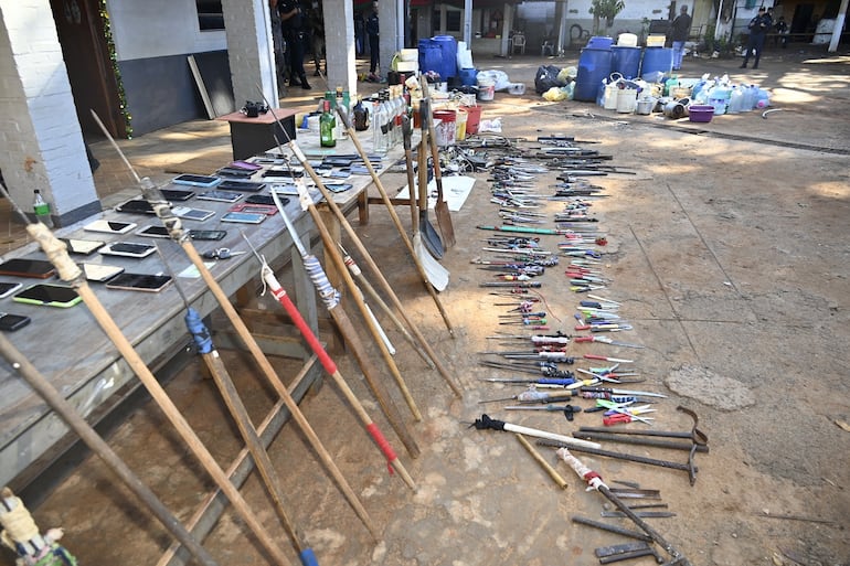 Lanza, cuchillos, celulares, entre los objetos incautados en la Penitenciaría de Ciudad del Este.