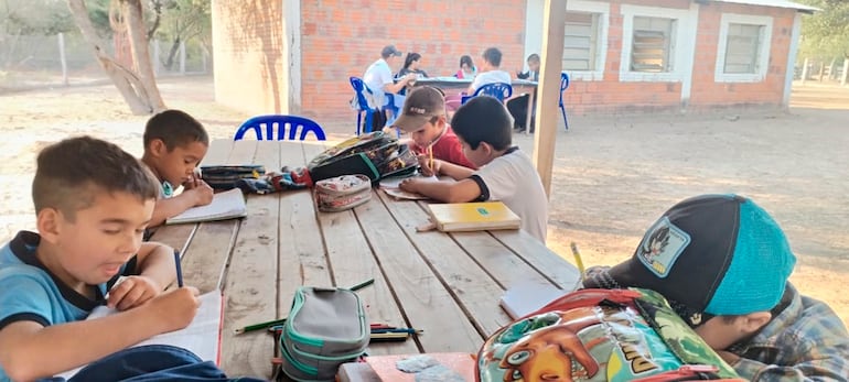 Los niños desarrollan las clases en una capilla, en medio de una tremenda precariedad.